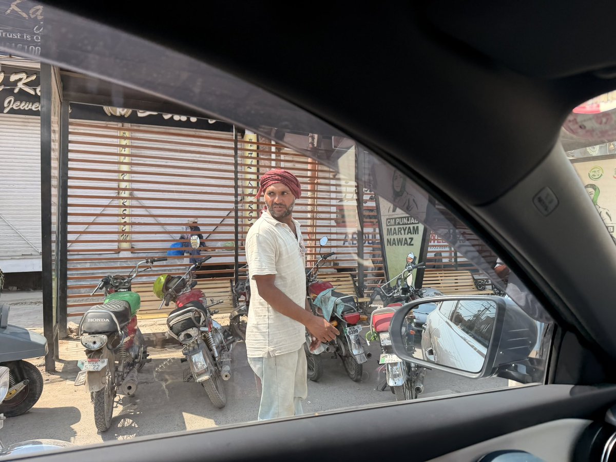 ffarooqhkhan's tweet photo. Thank you, Punjab Government, for the excellent EV buses and waiting areas. A request: please remove fruit vendors from passenger benches and stop motorcycle parking in the shaded waiting area on Adiala Road so commuters can use the facilities as intended. @MaryamNSharif @RwpPoli https://t.co/bAU5HJR1b2