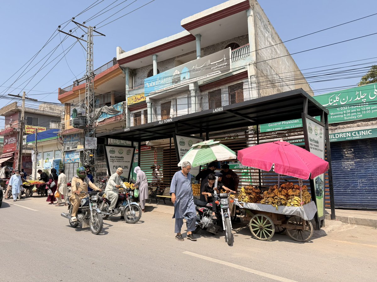 ffarooqhkhan's tweet photo. Thank you, Punjab Government, for the excellent EV buses and waiting areas. A request: please remove fruit vendors from passenger benches and stop motorcycle parking in the shaded waiting area on Adiala Road so commuters can use the facilities as intended. @MaryamNSharif @RwpPoli https://t.co/bAU5HJR1b2