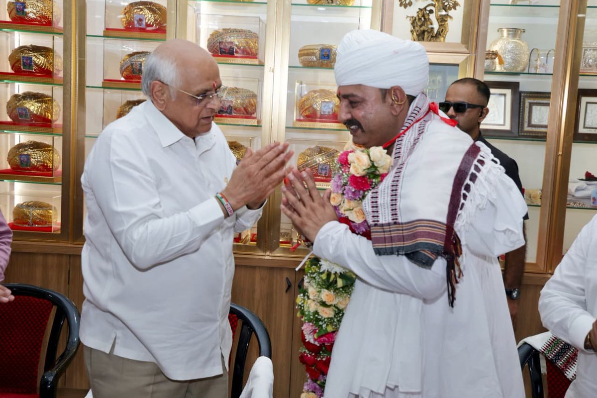 Bhupendrapbjp's tweet photo. સાણંદમાં વિસત માતા મંદિરની શ્રદ્ધા-સુવાસ ફેલાવનાર સુરેશભાઈ દેસાઈ સાથે મુલાકાત ઘણી આસ્થાસભર રહી.

માનનીય વડાપ્રધાન શ્રી નરેન્દ્રભાઈ મોદીના નેતૃત્વમાં છેલ્લા બાર વર્ષમાં દેશમાં ધર્મ, સંસ્કૃતિ અને વિરાસતની ચેતનાને નવી ઊર્જા મળી છે. આ અંગે તેમની સાથે વિચારપ્રેરક વાતચીત થઈ. https://t.co/sREAxNXXNT