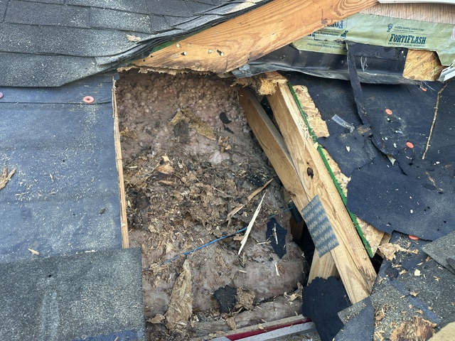 Mc_Toolman's tweet photo. ROOF REPAIR ALERT!! 🛑
If you see a dip in your roof it may be because the plywood decking is rotten.  @Mc_Toolman Services, LLC provides FREE estimates for roof evaluations.  Contact soon to get a spot on the summer schedule!
https://t.co/8EoTV3ZUIW https://t.co/PUA0oSSbr3