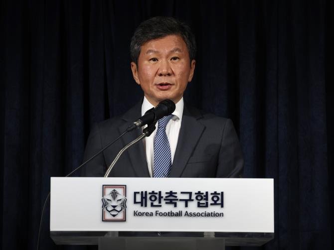 kzaanfever's tweet photo. 대한축구협회(KFA)는 국가대표팀 감독(클린스만, 홍명보) 선임 과정의 절차적 하자 및 불공정성, 비위 축구인 기습 사면 시도 등으로 거센 비판을 받았다. 

문체부 감사 결과 다수 위법 사항이 적발되어 정몽규 회장의 중징계가 요구되었고, 이후 정 회장은 북중미 월드컵을 끝으로 자리에서 물러나겠다는 사퇴 의사를 밝혔다.

<대한축구협회 주요 사건 및 비리 핵심내용>

1. 국가대표팀 감독 선임 특혜 논란클린스만·홍명보 감독 선임: 전력강화위의 정상적 절차를 무시하거나 서류 및 면접평가 없이 특정인 내정 등 불공정 과정으로 감독을 선임했다는 의혹이 제기되었다.

2. 승부조작 등 비위 축구인 기습 사면사면 시도 파문: 2023년 3월, 승부조작에 가담하여 징계를 받은 축구인 100명을 포함한 징계자 사면을 기습의결 했다가 거센 역풍을 맞아 철회하는 사태가 벌어졌다.

3. 문체부 감사 및 정몽규 회장 중징계 요구
감사 적발: 문체부는 축구협회 대상 특정 감사를 실시해 대표팀 감독 선임 부당 개입, 비리 축구인 사면 등 9가지 위법·부당 사안을 확인했다.

징계 요구 및 항소: 문체부는 정몽규 회장에 대해 자격 정지 이상의 중징계를 요구했다. 협회는 이에 불복해 행정소송을 제기했으나 1심에서 패소 판결을 받았다.

4. 정몽규 회장의 4연임과 사퇴 표명
13년 장기 집권: 정몽규 회장은 2013년 취임 후 4연임에 성공하며 장기 집권해왔으나, 각종 논란과 여론 악화로 압박을 받아왔다.

자진 사퇴 선언: 2026년 예정된 북중미 월드컵을 끝으로 회장직 물러나겠다는 공식입장을 밝혔다.