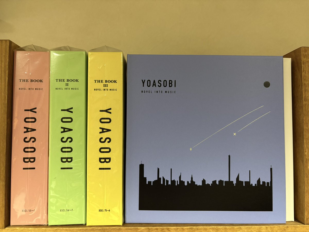sunasato1979's tweet photo. 我が家も無事フラゲ‼️
二つの流れ星のデザインがひかりますね💫
YOASOBIの楽曲、ほんと元気になれるから大好きです😘
オリオン、聴き込みます✨

#THEBOOKfor
#YOASOBI https://t.co/UYu9jejwTP