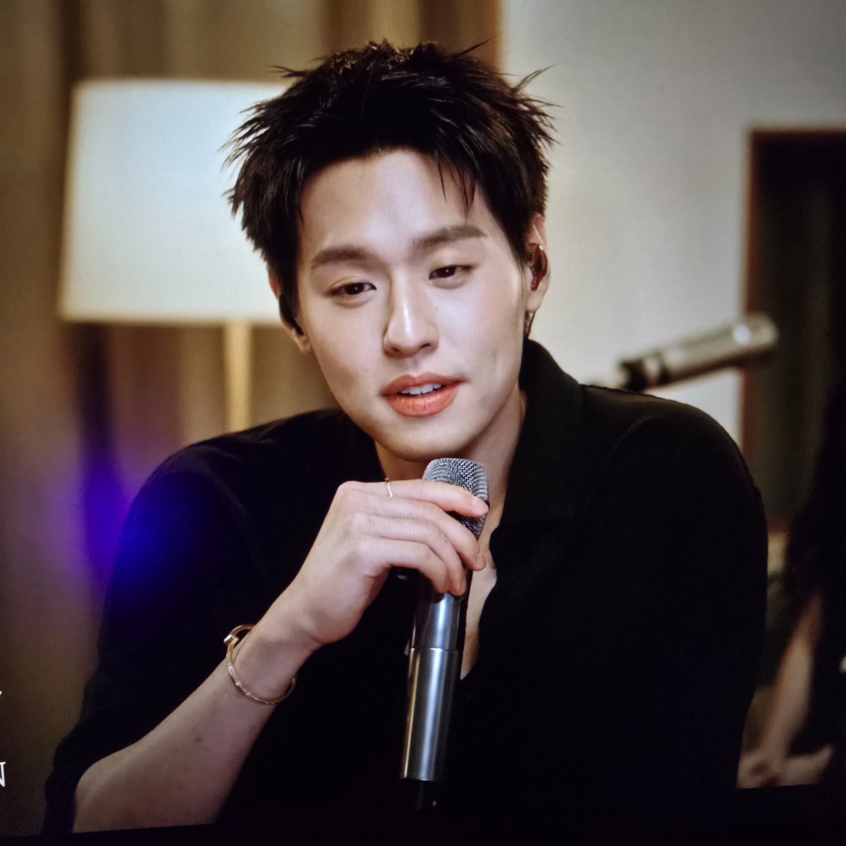 peachybbboy's tweet photo. ‘มีกินไม่มีกินช่างมัน ยากจนข้นแค้นช่างมันนอนที่ไหนก็นอนได้ แต่ขออย่าให้นอนใกล้คนหลายใจก็พอ’ https://t.co/U1VFlwiCDe