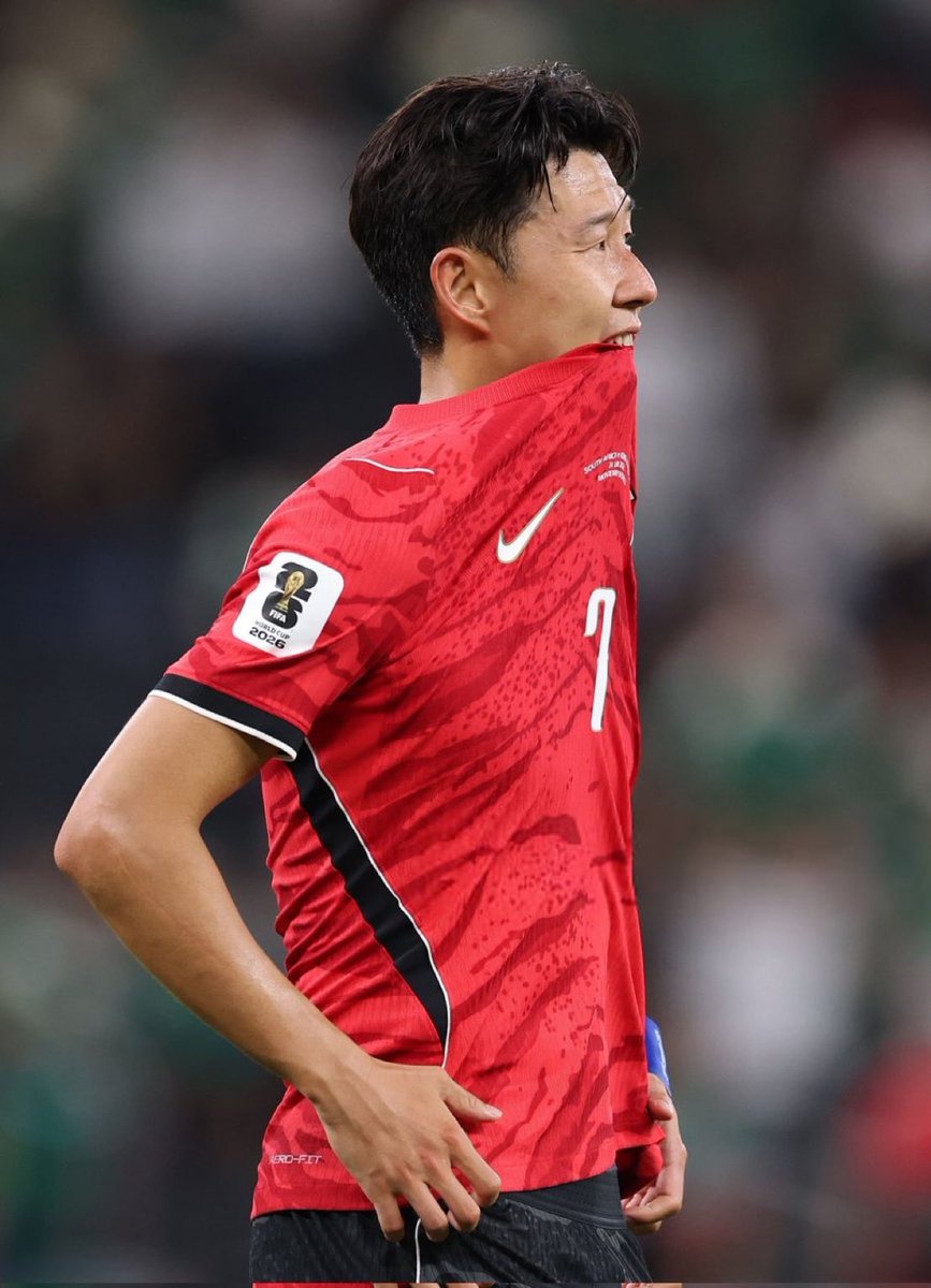 jbchoknows's tweet photo. Son Heung Min is almost too gracious and too much of a class act. In what could likely be his last World Cup, the heart and soul of the South Korea team has kept quiet while Hong Myung Bo makes poor decision after poor decision. 

Son even apologized that he couldn’t help his team more on the pitch against South Africa. Well, yeah, it’s hard to help when you’re not out there to begin with! It’s hard to help when you’re not being utilized to your strengths! 

I hope that South Korea can sneak into the Round of 32 🙏 and that Son will demand to be on the pitch for the duration of the game. Hong, do the right thing at least ONCE this World Cup! Give Son the respect he deserves and let him leave everything on the field for South Korea! 

Now, we wait and depend on other teams for a way through to another chance. 🇰🇷