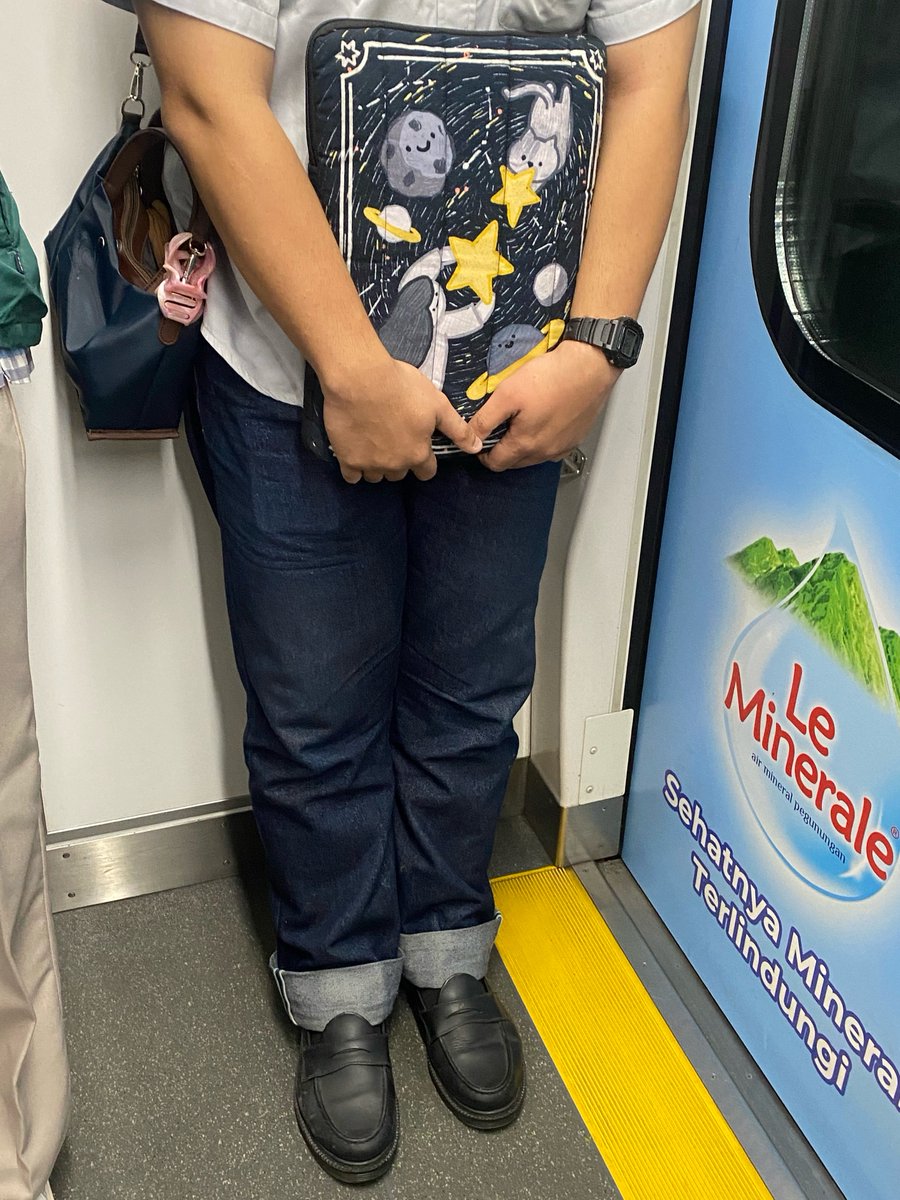 centildikit's tweet photo. hampir tiap ngantor aku commute ojol-mrt-ojol, bawa tas gede &amp; tas laptop, pake heels, mana suka ga dapet duduk di jam sibuk. hari ini pacarku nyamperin, ikut aku commute pulang, and he just knew what to do 🥹🫶🏻 https://t.co/QnkFMsPxxj