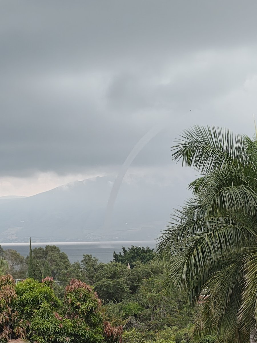 dixongexpat's tweet photo. A little Mexican waterspout action over Lake Chapala today! https://t.co/S1jRF8oVV6