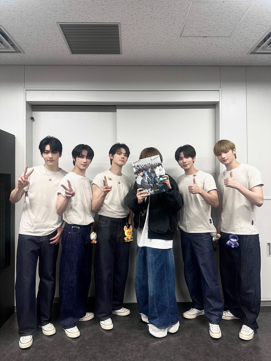 luckyciraptor's tweet photo. 작년에 이브가 투바투만낫을때 수빈넴인형을 너무 빤히쳐다본나머지 수빈넴가 이브에게 인형을 줫고, 그래서 다른멤버들바지에는 다 인형달려잇는데 수빈넴한테만없고 이브손에들려잇고, 그것이 아직도 뽀송하게 간직되어 2-3년만에 켠 인스타라이브에 등장함 https://t.co/8Rnpk4lTms