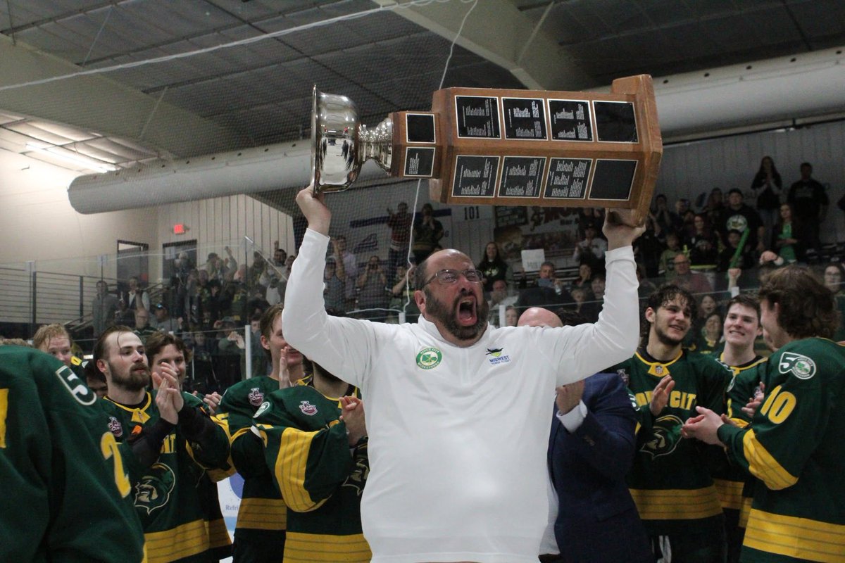 USHL's tweet photo. Congratulations to Lloyd Ney on being named the 2026 recipient of the USHL Gasparini Award. 👏

From helping guide league expansion and innovation to strengthening the player experience, Lloyd's leadership has left a lasting impact on the USHL. A well-deserved honor recognizing years of dedication to the League and the game.

Congratulations, Lloyd!