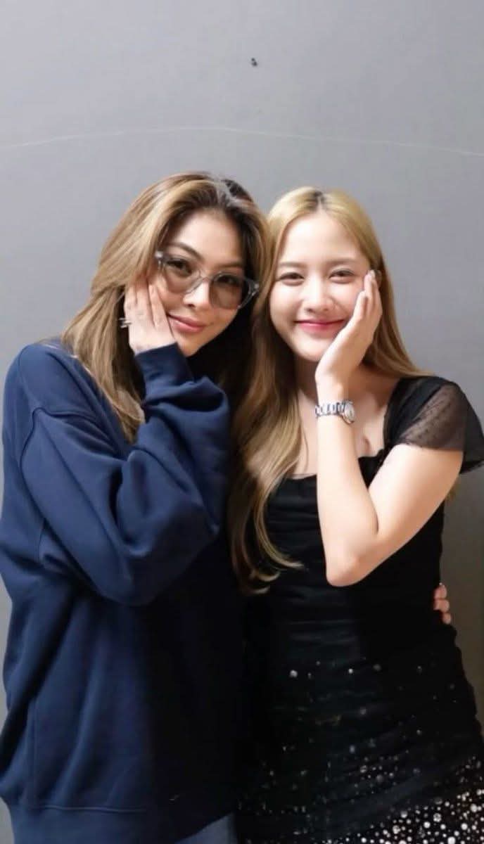 malifan399311's tweet photo. When she looks at her. She always got that look of admiration. I think it's so cute. Adorable sisters. https://t.co/GxzO6QQtvF