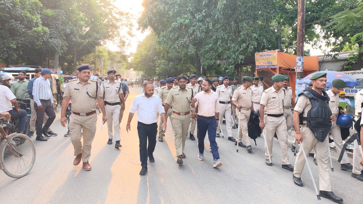 SaranPolice's tweet photo. #मुहर्रम_पर्व_2026 के मद्देनज़र जिला पदाधिकारी एवं वरीय पुलिस अधीक्षक, सारण द्वारा संयुक्त फ्लैग मार्च किया गया।
#BiharHomeDept #SaranPolice #BiharPolice #IPRD #HaiTaiyarHum #bihar @SaranPolice  @IPRDBihar @bihar_police @BiharHomeDept https://t.co/boBE0Q1IYC