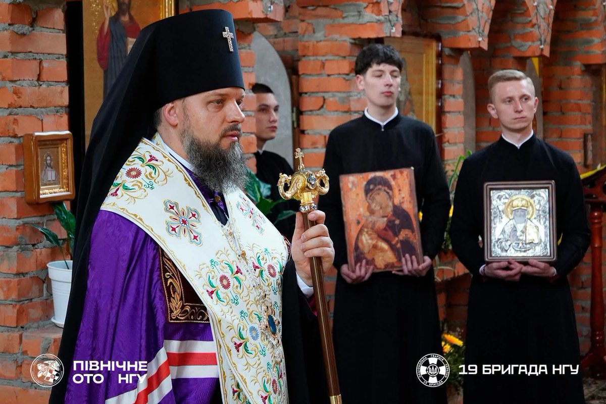 ngu_north's tweet photo. До 30-ї річниці Конституції України військові капелани в/ч 3114 НГУ разом із духовенством Київського гарнізону та Вишнівського благочиння взяли участь у спільній молитві за полеглих захисників і воїнів, які сьогодні боронять Україну. Пам’ятаємо. Молимося. Перемагаємо. https://t.co/AL4TdtMa3Q