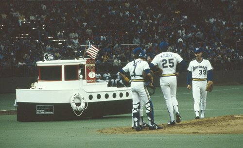 ReedRothchild12's tweet photo. @bob_zikes @BBGreatMoments @70sBaseball Nope... they usually rode in the bullpen car.  Or in Seattle's case,  the "M.S. Relief" boat. https://t.co/bG08RyN0mP