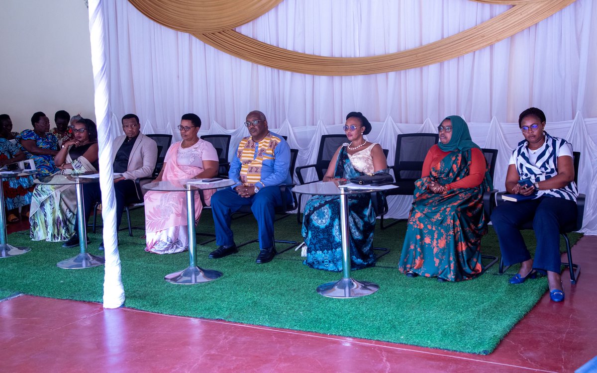 RwandaParliamnt's tweet photo. Uyu munsi, Abadepite n’Abasenateri basuye Intwaza mu Ngo z’Impinganzima zo mu Turere twa @BugeseraDistr, @HuyeDistrict, @NyanzaDistrict na @RusiziDistrict. Ni igikorwa cyateguwe mu rwego rwo kwegera no gufata mu mugongo Intwaza, mu gihe cyo #Kwibuka32.  

Visi Perezida w'Umutwe w'Abadepite, Uwineza Beline yashimye ubuyobozi bw’igihugu bukomeje kwita ku mibereho y'abatuye mu ngo z'Impinganzima n’abandi bose bakomeza kubagaragariza urukundo.