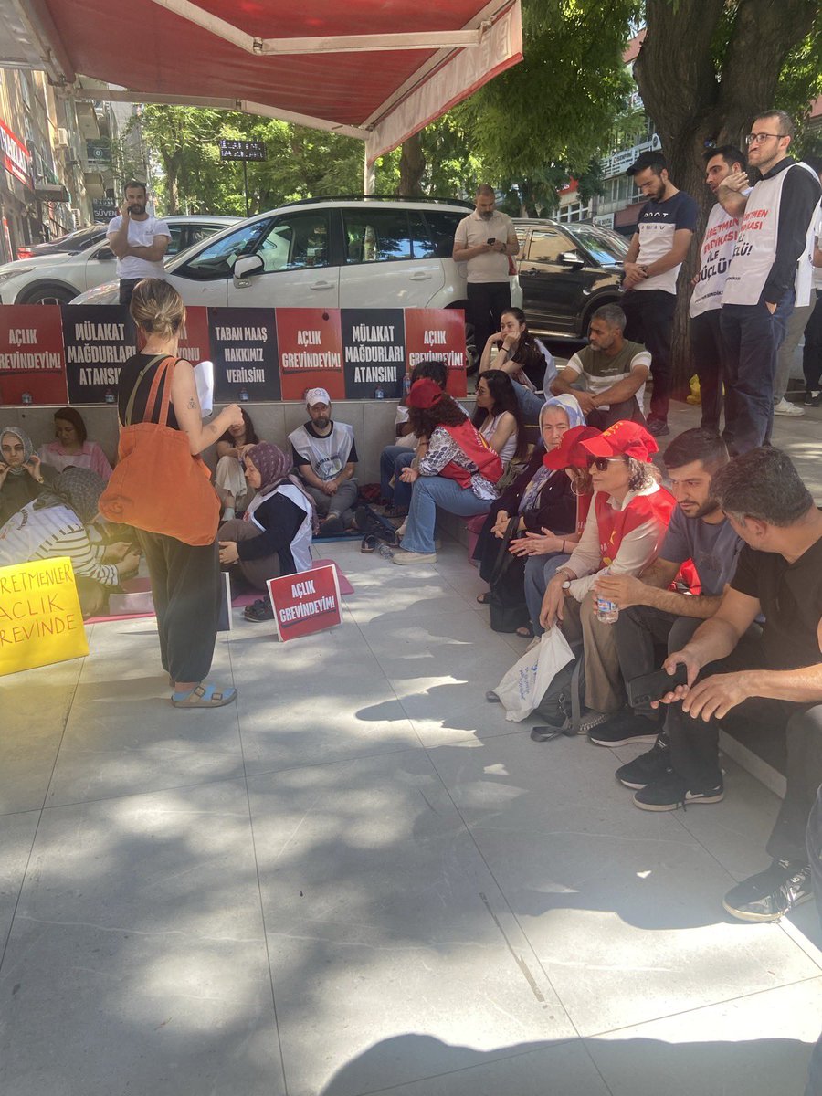 dip_org_tr's tweet photo. 📍Ankara

🚩 Özel Sektör Öğretmenleri Sendikası ve Mülakat Mağduru Öğretmenler Platformunun direnişine  tekrar ziyaret gerçekleştirdik.

🚩 Komisyon toplansın, haklarımız iade edilsin, bu zulüm bitsin diyen eğitim emekçileri, açlık grevlerinin 11. gününde de mücadelelerine yılmadan devam ediyor.

🚩 Ankara’da ilan edilen NATO rejimine kafa tutan öğretmenler tüm baskılara rağmen Ankara’nın emekçi halkına sesini duyurmaya devam ediyor.

❗️ Memlekete hürriyet işçilerle gelecek!
❗️Emekçiye değil patronlara barikat!
❗️ Kahrolsun istibdad yaşasın hürriyet!