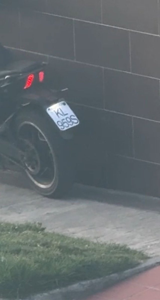EcuadorPlay's tweet photo. 🚨 Violento asalto en el norte de Quito

En el sector de Quito Tennis, al norte de la ciudad, una mujer fue víctima de un asalto mientras sacaba a pasear a su perrito. Dos hombres que se movilizaban en una motocicleta la interceptaron para robarle sus pertenencias.

Según se observa en el video, en medio del ataque los sujetos incluso terminaron pasándole la moto por encima. 🏍️⚠️. @PoliciaEcuador
