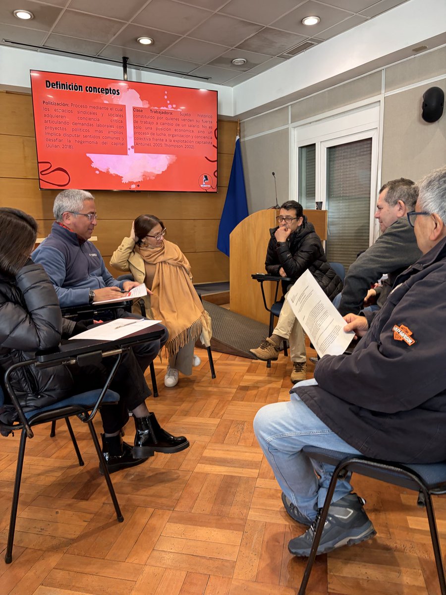 confed_bancaria's tweet photo. Dando inicio a la segunda jornada de trabajo de la Escuela para el Fortalecimiento de la Organización Sindical en su segunda versión junto a los estudiantes de Trabajo Social de la U. de Chile.

¡Construyendo unidad trabajadores y estudiantes y en permanente formación y organización! 💪

#EscuelaFOS #FormaciónSindical #TrabajaresyEstudiantesUnidos
#UnidadSindical #ConfederaciónBancaria