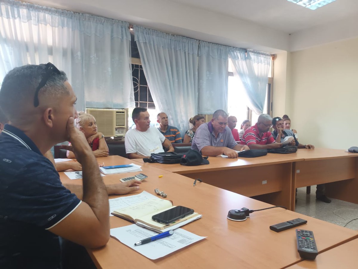 EmpresaGra89702's tweet photo. ♻️#GranmaRecicla. @cubarecicla 
Expone Yordan Torres Jerez director de la ERMPG,  Estrategia de Recuperación de Productos Reciclables en áreas de esparcimiento de Granma, durante   la etapa de verano. 
⛱️🏖️⛺.
#vamospormás
#reciclaje https://t.co/EhfH7RIGLU