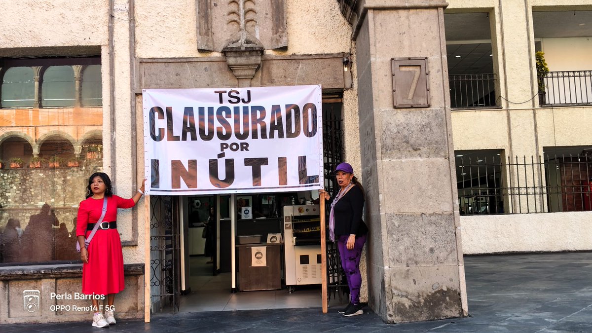 ZonaCNoticias's tweet photo. María Luisa Villanueva se amarró a la estatua de Themis en la sede del Poder Judicial de Morelos, donde permanecerá en huelga de hambre en protesta contra los magistrados que le negaron su inocencia, tras pasar 25 años presa por secuestro. https://t.co/iZUP1HUQ8q