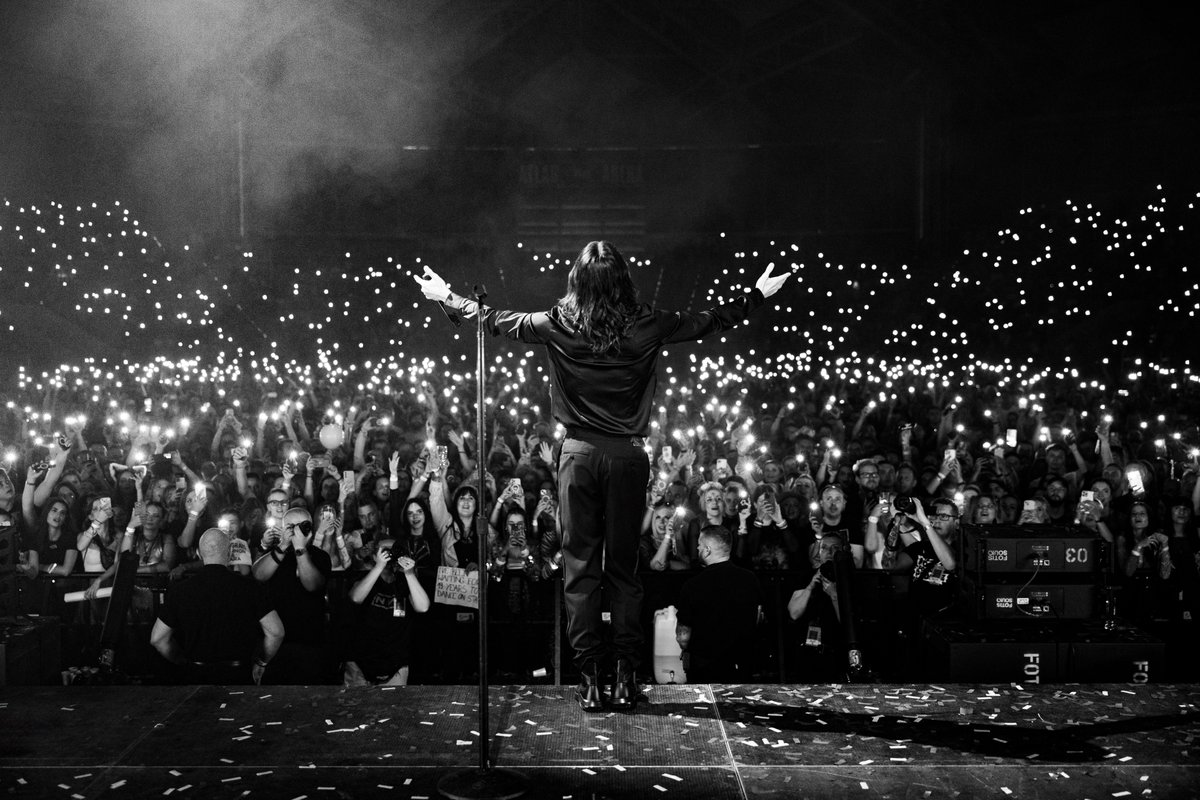 30SECONDSTOMARS's tweet photo. 6.25.25 Lodz, Poland🇵🇱
We got to hang with 10,000 of you. 
We will never forget this incredible night! 🥟🥟
Dancing with you in the crowd🕺
Dancing with you on stage🕺

Who is ready for two iconic albums, one unforgettable night?

𝗔 𝗕𝗘𝗔𝗨𝗧𝗜𝗙𝗨𝗟 𝗟𝗜𝗘 𝗩𝗦 𝗧𝗛𝗜𝗦 𝗜𝗦 𝗪𝗔𝗥☠️⚔️🐅

See you in Krakow, Poland on April 15, 2027! https://t.co/XRsNxmQBWK