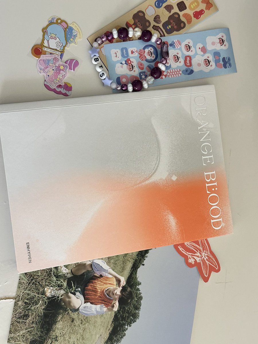 Emyengene's tweet photo. Feedback positivo para @camiiibn 

Chegou tudo super certinho, não tive problema na hora da compra e com nd. Amei os brindes e agora posso ser feliz com meu ÁLBUM NOVO💓💓 https://t.co/erqE1djlIq