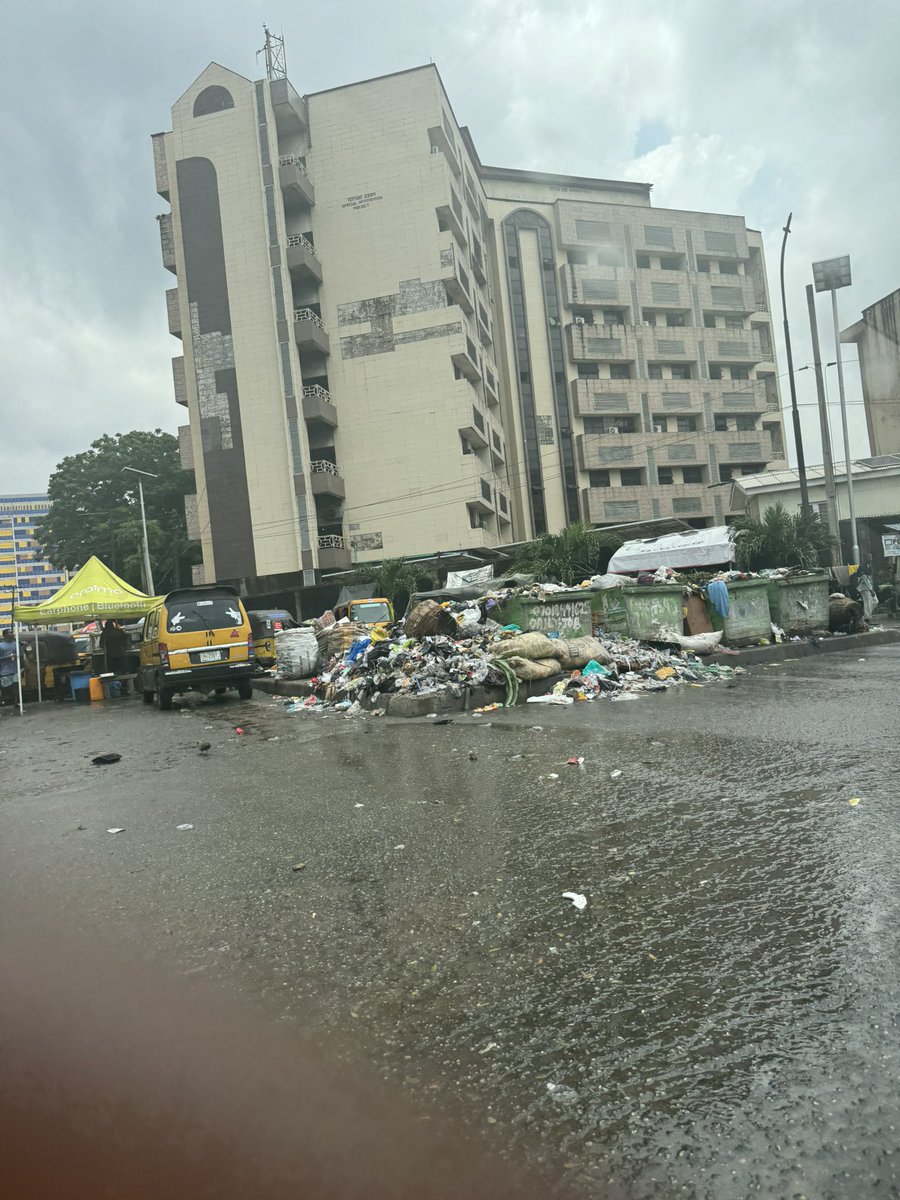 Omolarablaq's tweet photo. NNPC Ikorodu road and WAEC bus stop @tokunbo_wahab https://t.co/QyE85vv9Xa