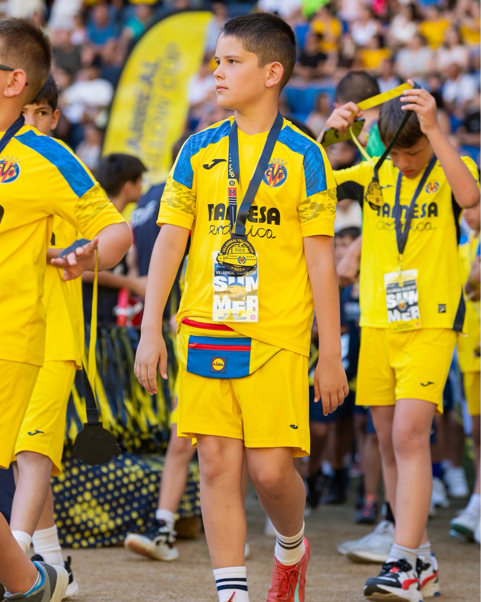 VillarrealCF's tweet photo. ¡Inaugurada una nueva edición de la Villarreal Yellow Cup Summer! 🤩

Los equipos participantes han disfrutado de una espectacular fiesta de inauguración en el Estadio de la Cerámica