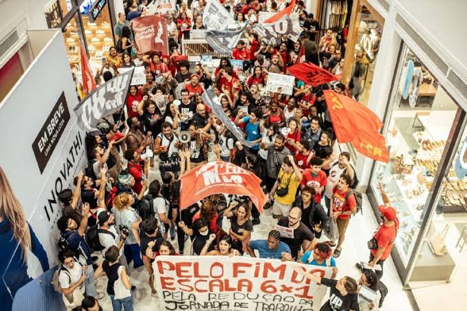 ouroboroskiller's tweet photo. @labubudolenin @EconomiaXavier é pq fizemos umas ações mais radicais, as direções de vcs que não querem colar

acupamos 3 shoppings no interior do estado inclusive cabo frio, Macaé e campos https://t.co/liW7TAWs5V
