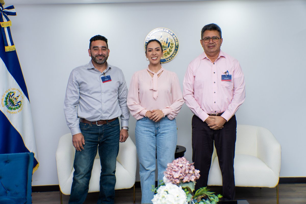suecallejas's tweet photo. Seguimos fortaleciendo vínculos con nuestra diáspora y promoviendo nuevas oportunidades de inversión para El Salvador. Gracias por su visita desde Columbus, Ohio, y por creer en el potencial de nuestro país para seguir creciendo y generando desarrollo. https://t.co/jDlnB7MHfF