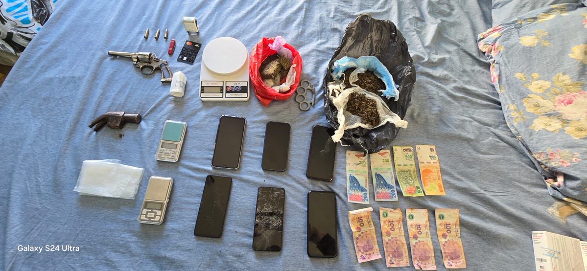 gabrieliezzi's tweet photo. SE SECUESTRARON ARMAS Y DROGAS DURANTE UN ALLANAMIENTO POR MALTRATO ANIMAL: UN DETENIDO

Una investigación por maltrato animal de la Unidad Fiscal Especializada en Materia Ambiental (UFEMA) del Ministerio Público Fiscal de la Ciudad, a cargo de Blas Matías Michienzi, derivó en un allanamiento donde se logró el rescate de dos perros de la raza Caniche Toy. Durante el procedimiento, además, se halló un arma, municiones y drogas, por lo que se dispuso la detención del sospechoso.

El caso se inició a partir de la denuncia de vecinos de un edificio que referían que el imputado le pegaba a uno de los perros. Presentaron como prueba videos donde se observaba el maltrato en uno de los palieres y una filmación del momento en que el agresor rompió una de las cámaras del lugar.

En ese contexto, la UFEMA delegó tareas de pesquisa en el Cuerpo de Investigaciones Judiciales (CIJ) del MPF CABA, que reunió pruebas necesarias para solicitar el allanamiento, que fue autorizado por la titular del Juzgado Penal, Contravencional y de Faltas Nº21, Paula Núñez Gelvez.

Durante el procedimiento, se secuestró un revólver calibre .22, municiones calibre .38, marihuana, tres balanzas de precisión, elementos para fraccionar y comercializar estupefacientes, una navaja, seis teléfonos celulares y una manopla de hierro.

Ante tales circunstancias, el fiscal Michienzi dispuso el rescate de los perros, la revisión por médicos veterinarios para corroborar su estado de salud y su traslado a un refugio.

Asimismo, el titular de la UFEMA ordenó el secuestro de todo lo hallado e imputó al sospechoso por los delitos de maltrato animal, tenencia de estupefacientes y tenencia de arma de fuego, por lo que está detenido. 

Además, se lo investiga por los delitos de daños y amenazas, en el contexto de lo ocurrido en el edificio donde vive.