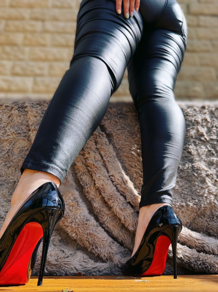 ServeMissB's tweet photo. Kneel, send and serve 🌀 https://t.co/P0B0uJIuAA