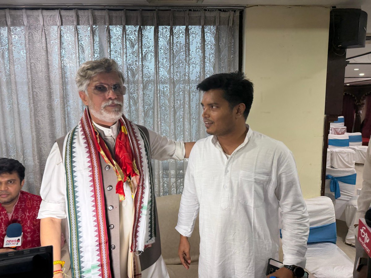 SPradhanINC's tweet photo. Glad to share the pictures with our leader dynamic stuban voice for Indian democracy AICC Media dept. Chirperson Hon'ble MP Shri @Pawankhera ji today during the #Chatronkigunj Programme. 

Lovely to hear him live and a soft interaction on the Odisha's scenario. 

📍Bhubaneswar https://t.co/kLhCQgv0PJ