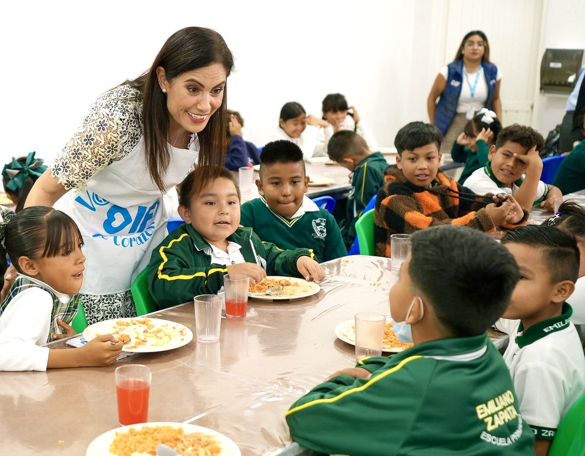 AleGutierrez_mx's tweet photo. ¡Amigos! 🙌🏻

Desde muy temprano andamos en las colonias y, en esta ocasión, nos tocó visitar el Comedor Comunitario de la colonia Periodistas Mexicanos. 🍽️

Aquí todos los días se demuestra que ustedes son el centro de todo. Tan solo en 2025, nuestra red de comedores comunitarios entregó más de 1.4 millones de raciones de alimentos, además de miles de desayunos escolares y apoyos alimentarios. 🥣🍎

Hoy este comedor cuenta con instalaciones totalmente remodeladas, dignas para que las familias disfruten de un plato de comida nutritiva. 🏡

¡Aquí nadie se queda atrás, porque por ustedes, todo! 🧡🙌🏻

#León #LeonGto