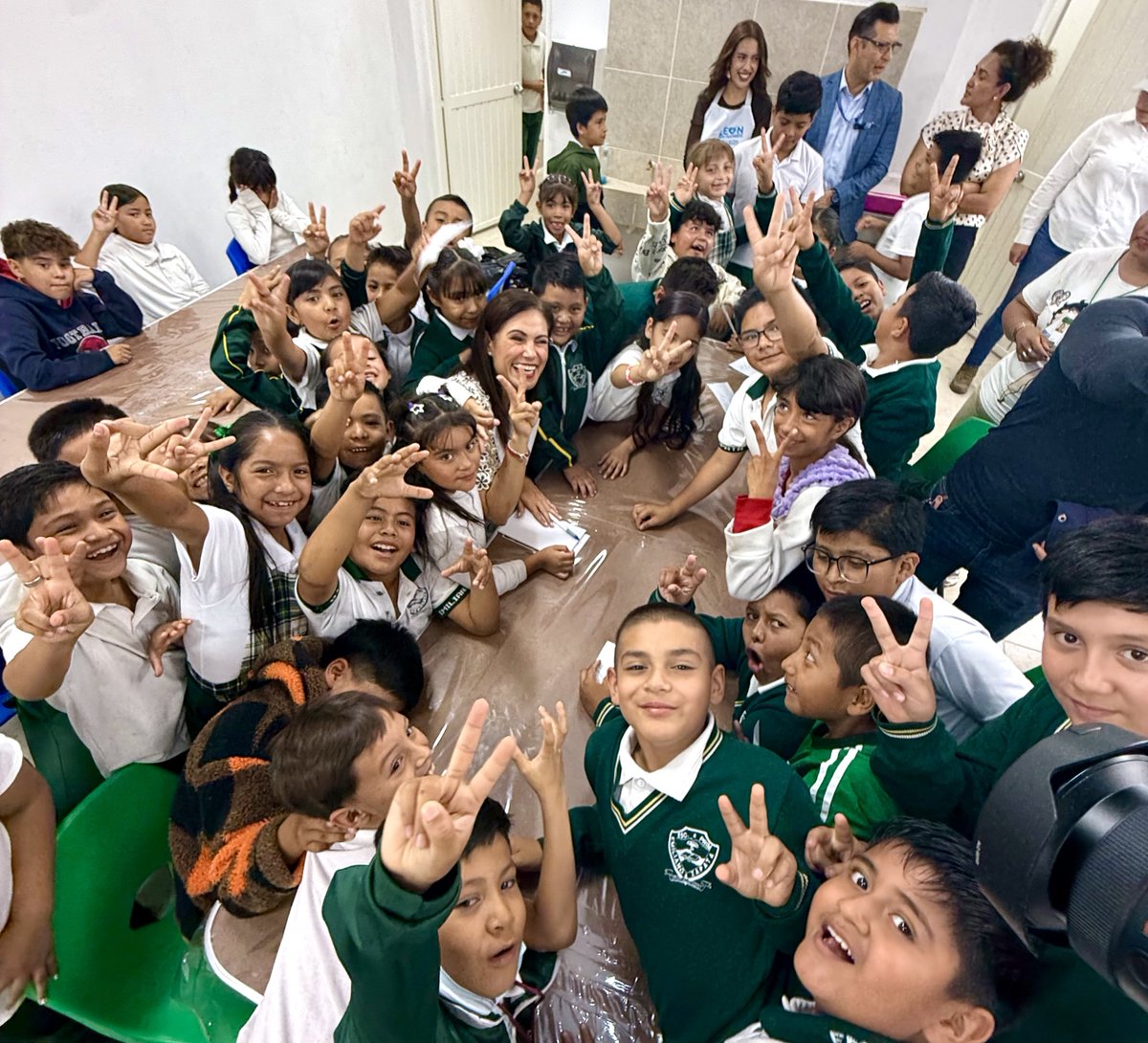 AleGutierrez_mx's tweet photo. ¡Amigos! 🙌🏻

Desde muy temprano andamos en las colonias y, en esta ocasión, nos tocó visitar el Comedor Comunitario de la colonia Periodistas Mexicanos. 🍽️

Aquí todos los días se demuestra que ustedes son el centro de todo. Tan solo en 2025, nuestra red de comedores comunitarios entregó más de 1.4 millones de raciones de alimentos, además de miles de desayunos escolares y apoyos alimentarios. 🥣🍎

Hoy este comedor cuenta con instalaciones totalmente remodeladas, dignas para que las familias disfruten de un plato de comida nutritiva. 🏡

¡Aquí nadie se queda atrás, porque por ustedes, todo! 🧡🙌🏻

#León #LeonGto
