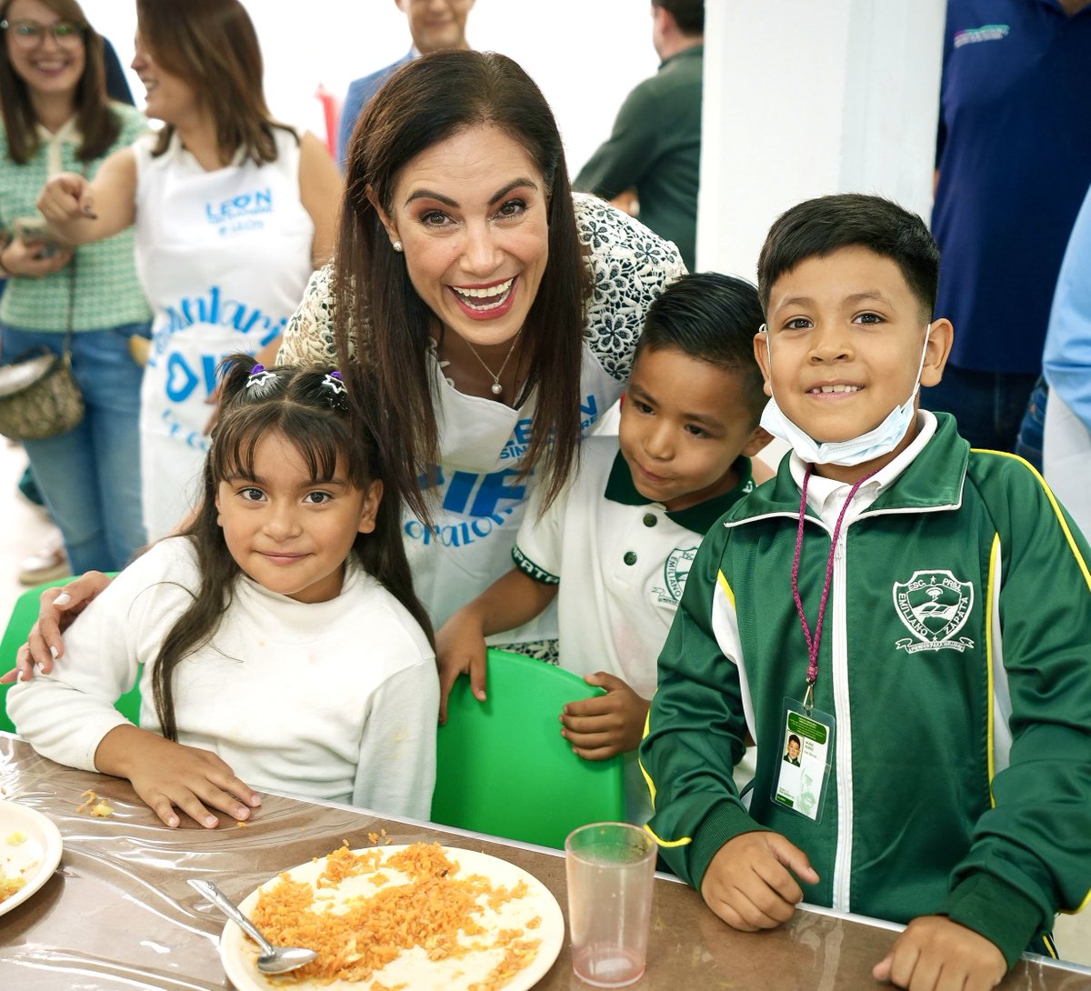AleGutierrez_mx's tweet photo. ¡Amigos! 🙌🏻

Desde muy temprano andamos en las colonias y, en esta ocasión, nos tocó visitar el Comedor Comunitario de la colonia Periodistas Mexicanos. 🍽️

Aquí todos los días se demuestra que ustedes son el centro de todo. Tan solo en 2025, nuestra red de comedores comunitarios entregó más de 1.4 millones de raciones de alimentos, además de miles de desayunos escolares y apoyos alimentarios. 🥣🍎

Hoy este comedor cuenta con instalaciones totalmente remodeladas, dignas para que las familias disfruten de un plato de comida nutritiva. 🏡

¡Aquí nadie se queda atrás, porque por ustedes, todo! 🧡🙌🏻

#León #LeonGto