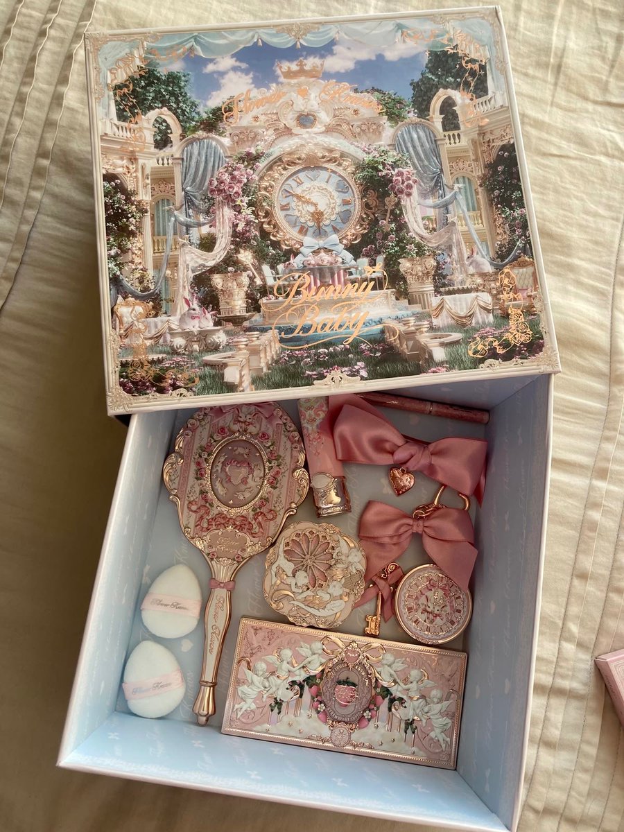 insperarise's tweet photo. pastel bunny makeup box 🪞 https://t.co/gQ81Jw4HK7