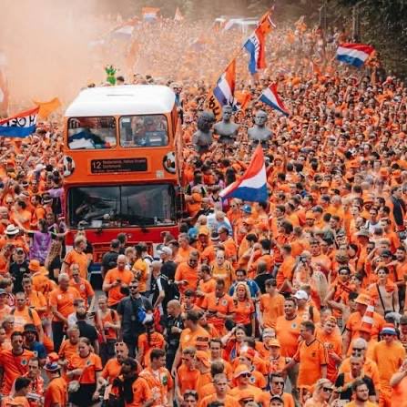 Mystery18692138's tweet photo. WK 2026 #USA #Kansas city. We hope that the Netherlands wins the World Cup, so that the USA can keep partying and keep enjoying the orange bus. Van links 🎶 naar rechts 🎶 🦁 https://t.co/38dVTveZoZ