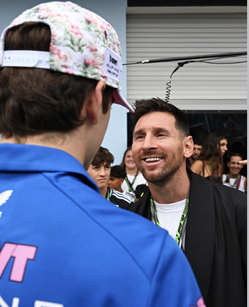 AlpineArg_'s tweet photo. 🎙️| Franco Colapinto hablando de Messi 😭🩷

“Nono, es increíble lo de Leo, un capo boludo, lo amo. Es una cosa de locos. Que no se retire más. Tiene que jugar el del 2030 también.” 🇦🇷 https://t.co/xzYTeRNlsM