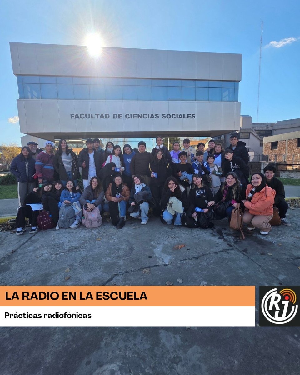 RadioJauretche's tweet photo. 📻 La Radio en la Escuela

Continuamos compartiendo jornadas de aprendizaje y producción radiofónica junto a docentes y estudiantes de San Vicente que forman parte de la capacitación La Radio en la Escuela y que hoy visitaron el estudio de radio de @socialesunlz. https://t.co/uqLhtpC6qg
