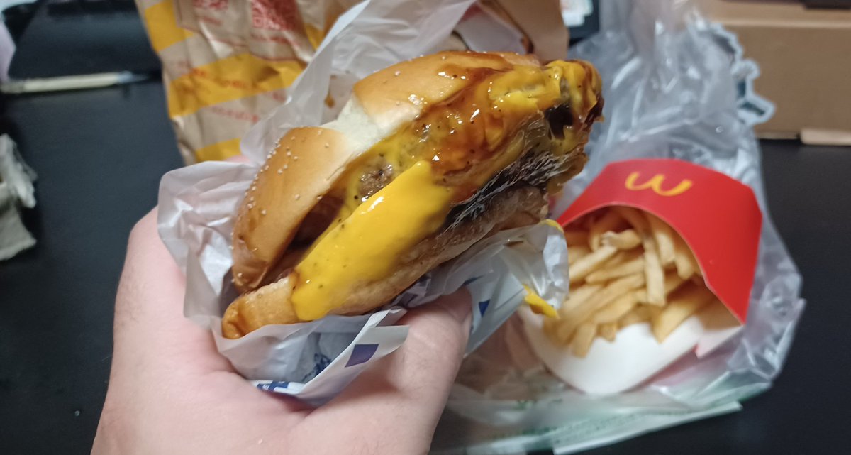 minnto453's tweet photo. 夕方に食べたやつだけど、
このドロドロ感がたまらねぇんだ。

＃マック
＃ハンバーガー
＃飯テロ https://t.co/TGRN9QxAVD