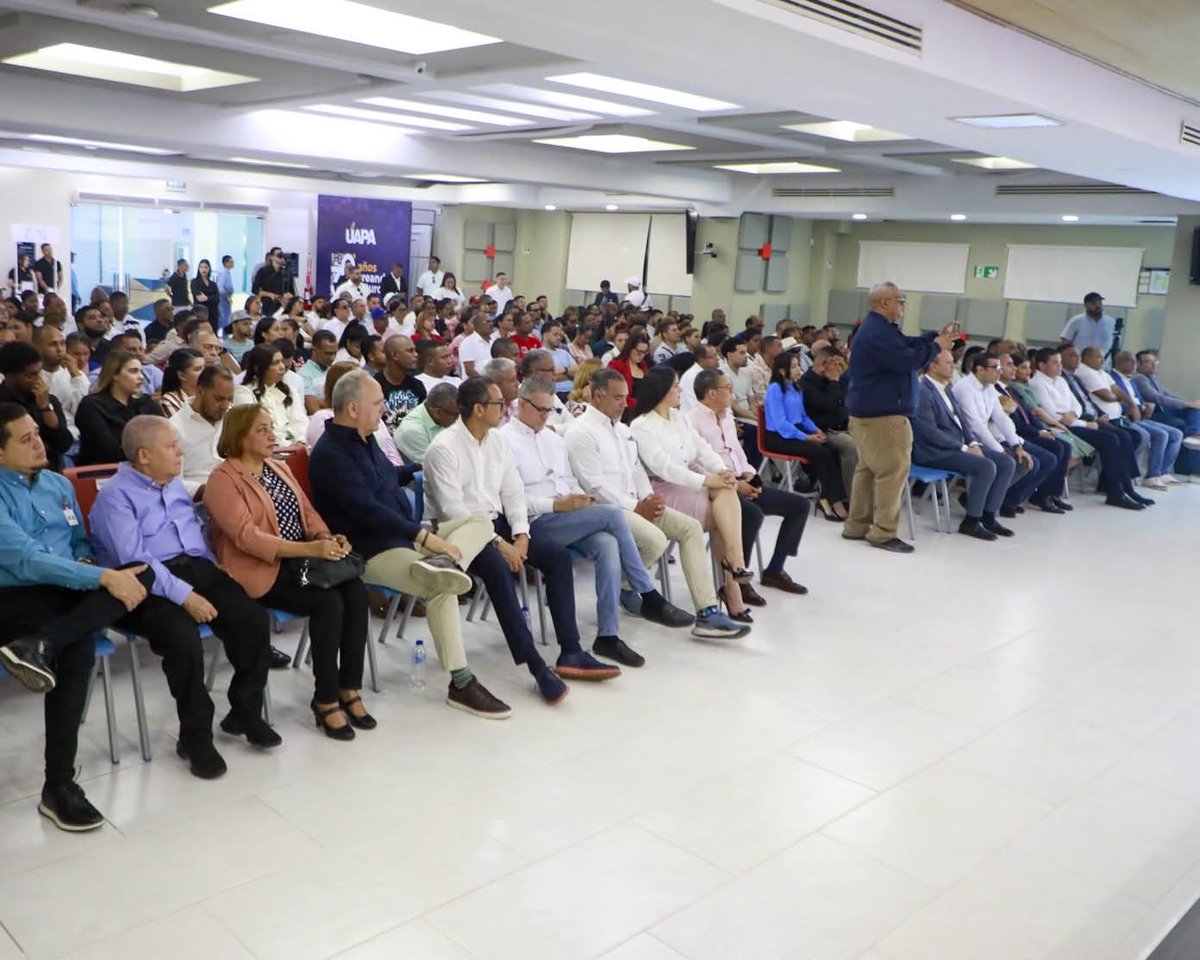 Fabriciogm13's tweet photo. En Nibaje, Santiago de los Caballeros, junto al alcalde @ulisesrodg durante la entrega de préstamos por RD$168 millones a 733 prestatarios. De este monto, el 54% fue dirigido a negocios liderados por mujeres. Llevando el crédito a los territorios para apoyar l@s microempresari@s. https://t.co/js0ibcc8mj