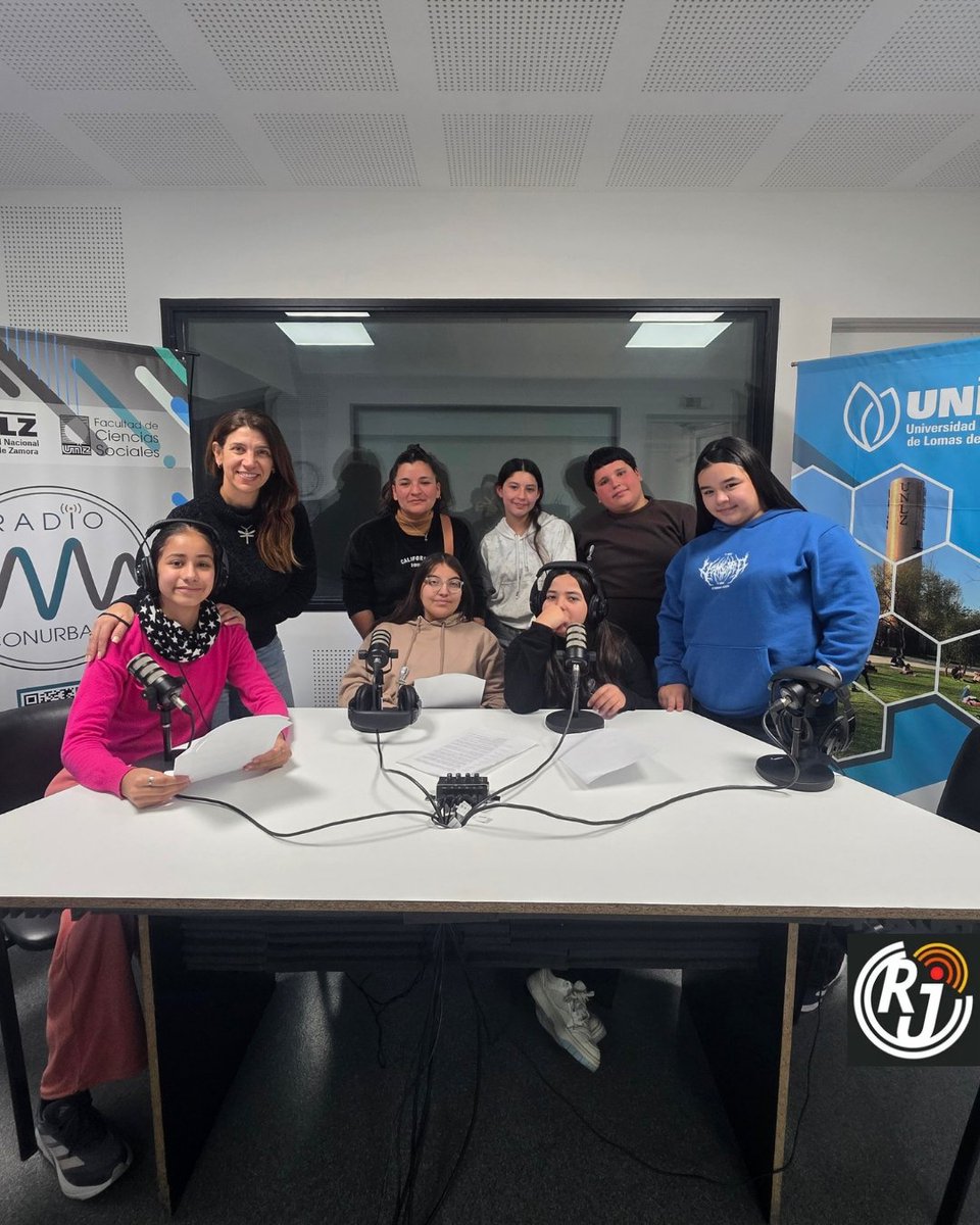RadioJauretche's tweet photo. @SocialesUNLZ Además, recorrieron junto a Alejandro Capdevila, trabajador nodocente, la Biblioteca Central de la UNLZ, donde pudieron interiorizarse sobre sus espacios y propuestas. https://t.co/BSWWuxnK9q