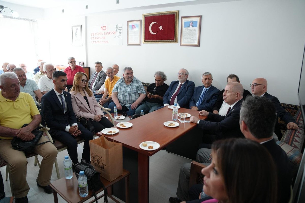 umitozdag's tweet photo. Bilgi Yurdu Derneği'ni ziyaret ederek, Dernek Başkanı Sayın Mustafa Öztürk ve dernek üyeleriyle bir araya geldik.

Zafer Partisi olarak emekliler, çalışanlar ve gençlere yönelik projelerimizi anlattık.

Türk Milleti'nin sorunlarını en iyi bilen ve en doğru çözüm politikalarını üreten Zafer Partisi'nin milletimizin desteğiyle mücadelesini sürdürme kararlılığını dernek üyeleriyle paylaştık.

Nazik ev sahiplikleri için Bilgi Yurdu Derneği mensuplarına teşekkür ederim.