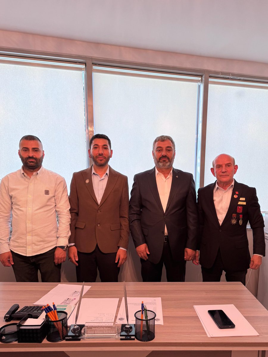 Beyogluulkuocak's tweet photo. MHP Beyoğlu İlçe Başkanımız ile birlikte, yeni açılan Şehit Aileleri ve Gaziler Derneği İstanbul Şubesi’ni ziyaret ederek Şube Başkanı, Kıymetli Gazimiz Sayın Erkan Bayram ile bir araya geldik. https://t.co/ghh5gPfUfx