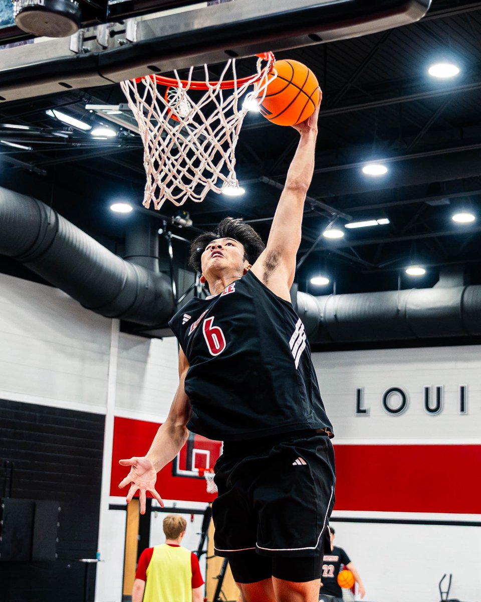LouisvilleMBB's tweet photo. It’s all in focus 🔍

#GoCards https://t.co/iXvKkIflKb