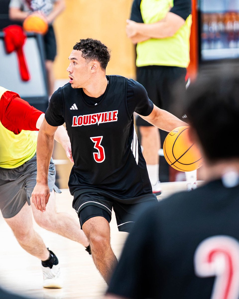 LouisvilleMBB's tweet photo. It’s all in focus 🔍

#GoCards https://t.co/iXvKkIflKb