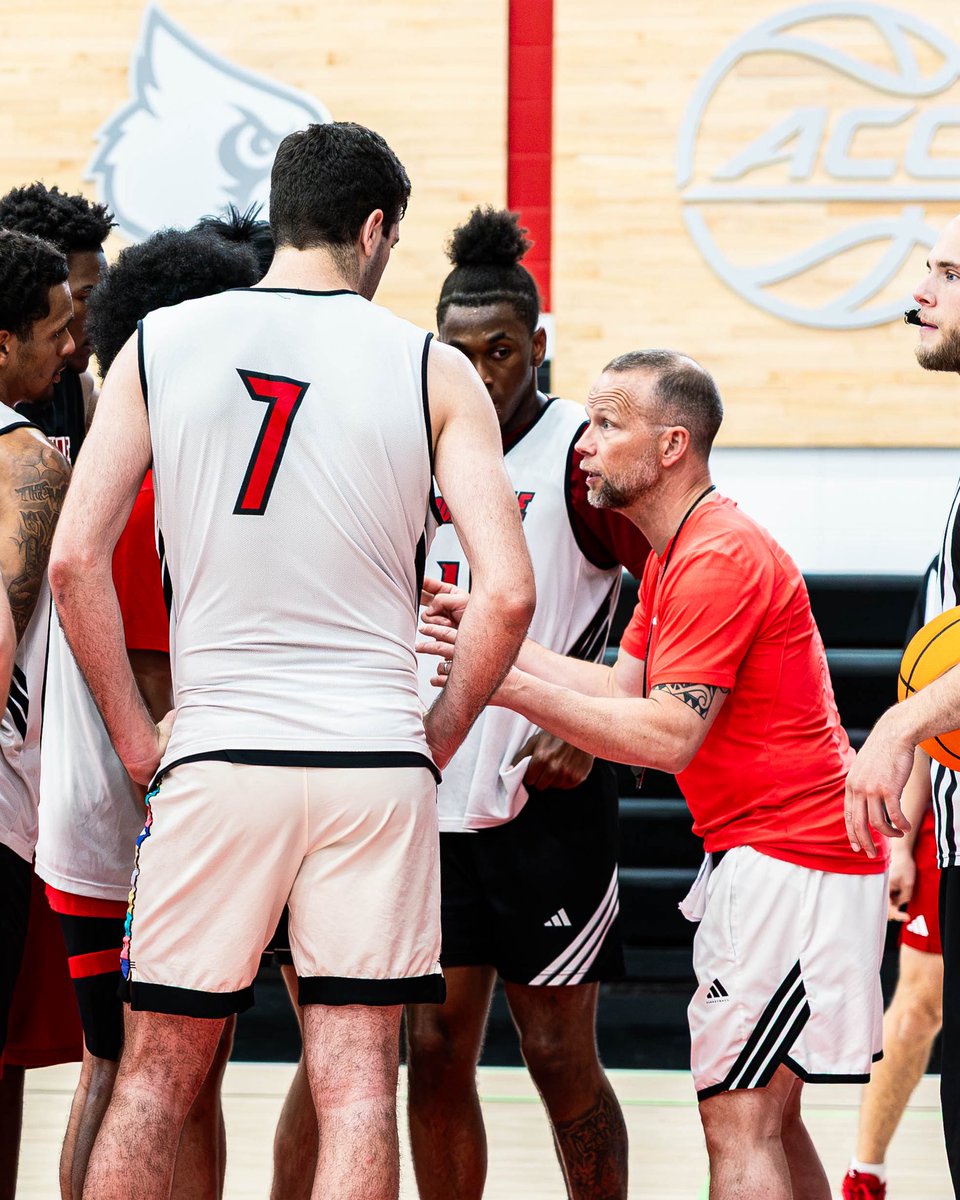 LouisvilleMBB's tweet photo. It’s all in focus 🔍

#GoCards https://t.co/iXvKkIflKb