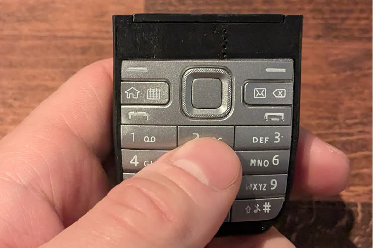 MacGeneration's tweet photo. Nostalgique des claviers de téléphones des années 90 ? Ça existe maintenant en Bluetooth… mais sans T9 https://t.co/FisiNLwuyt #Nostalgie #ClavierBluetooth https://t.co/HluGlRMMGW