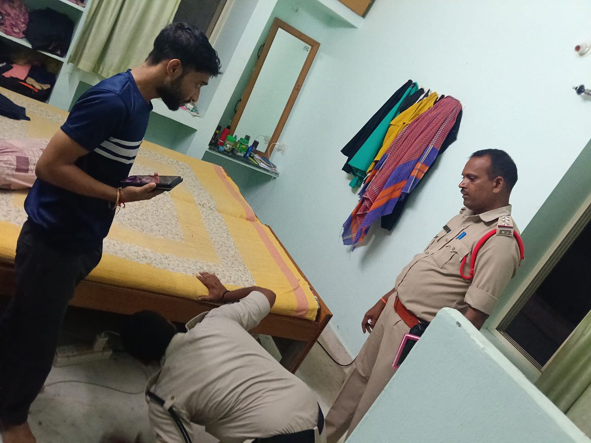 SSSPOLICE12's tweet photo. పుట్టపర్తిలో లాడ్జిలపై ఆకస్మిక పోలీసు తనిఖీలు నిర్వహించారు.ప్రతి అతిథి వివరాలను తప్పనిసరిగా నమోదు చేయాలని, అనుమానాస్పద వ్యక్తులు లేదా కార్యకలాపాలపై వెంటనే పోలీసులకు సమాచారం అందించాలని సీఐ యువరాజు సూచించారు.
#SriSathyaSaiPolice #PuttaparthiPolice #PublicSafety #StayAlert https://t.co/aHVfnW78b3