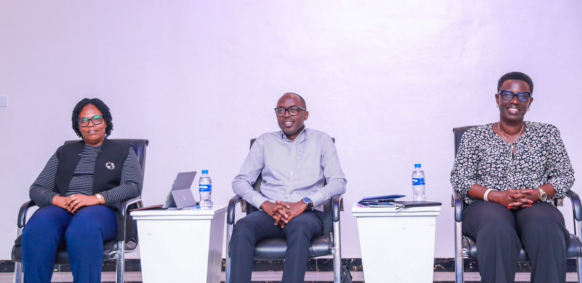 ralgarwanda's tweet photo. Muhanga: Abajyanama muby'amategeko b'Uturere n'Umujyi wa Kigali, na ba Noteri mu biro by'ubutaka bahuriye mu biganiro nyunguranabitekerezo n'amahugurwa y'iminsi ibiri yateguwe na RALGA mu rwego rwo kubongerera ubumenyi, no gusangira ubunararibonye ku bibazo bikigaragara mu mitangire ya serivisi z'ubutaka, imikoreshereze yabwo, n'iyubahirizwa ry'amategeko ajyanye nabyo.

Barahugurwa kandi ku micungire y'amasezerano; Itegeko rigenga amasoko ya leta; Itegeko ry'ubutaka; Politiki yo kwegereza abaturage ubuyobozi n'ubushobozi, n'ibindi.

Ibi biganiro byitabiriwe n'abahagarariye @RwandaLocalGov, @Rwanda_Justice, @Lands_Rwanda, @RDBrwanda, @GovernanceRw, na @RwandaProcure.