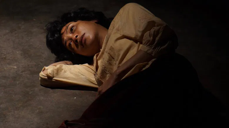 HabisNontonFilm's tweet photo. Malem Jum'at nonton KING KAEW, horor Tailan yg baru muncul di Netflix.

Tentang pengasuh yg dituduh menculik &amp; membunuh anak kecil sampe dihukum mati. Hantunya gentayangan di penjara, sambil nargetin algojo yg mengeksekusinya.

Baru setengah jalan, filmnya gloomy banget. https://t.co/RyyNhCtWTF